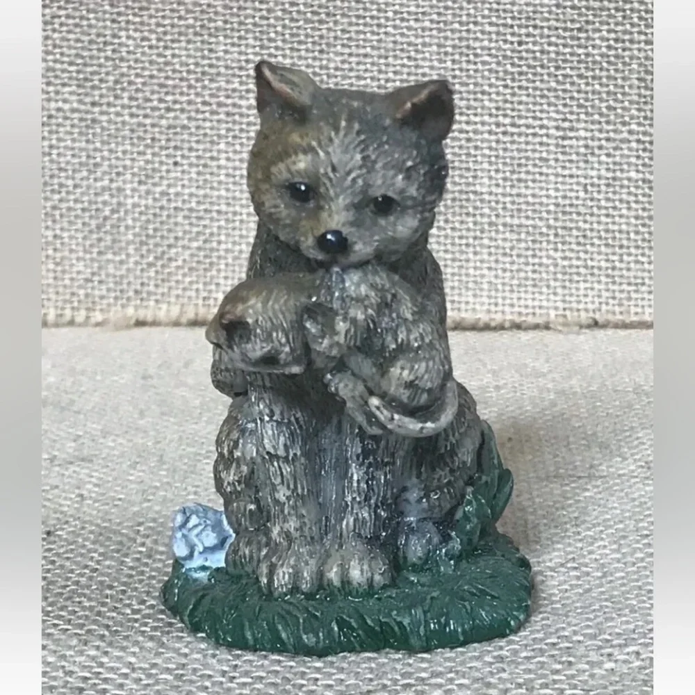Vintage Mama Cat Holding Baby Kitten Resin Figurine Kitsch Goblin Cottage Core